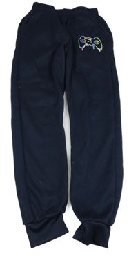 Tmavomodré tepláky s ovladačem 