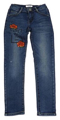 Tmavomodré skinny rifle s nápisom a kvetmi