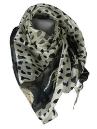 Dámský černo-šedo-bílý vzorovaný šátek se zvířaty 