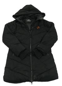 Čierny šušťákový zimný kabát s nášivkou a kapucňou