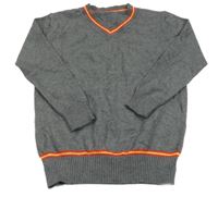 Sivý sveter s červeným lemem