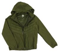 Tmavokhaki softshellovo/šusťáková funkčná jezdecká bunda s odopínacíá kapucňou TCM