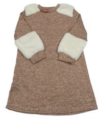 Pudrovo-hnedo-sivé melírované úpletové šaty s bílou kožešinou