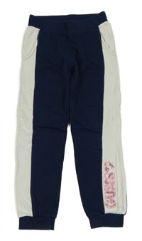 Tmavomodro-bílé tepláky s nápisem z flitrů Guess