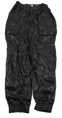 Čierne koženkové cuff nohavice s vreckami Bershka