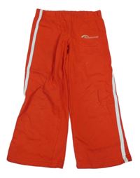 Červeno-biele tepláky s nápisom a pruhmi