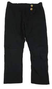 Čierne tepláky s gombíkmi a volánikom