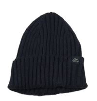 Tmavomodrá pletená žebrovaná čepice s nášivkou                                                                         