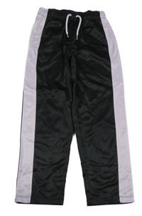 Čierne tepláky s lila pruhom