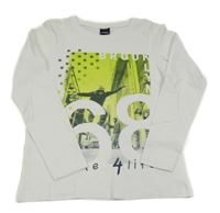 Biele tričko so skejťákem a číslom Chapter young