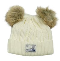 Smetanová čepice s nášivkou a bambulemi 