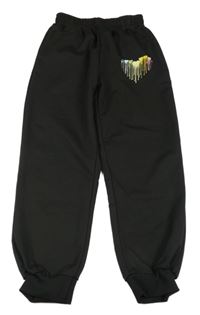 Čierne tepláky so srdiečkami