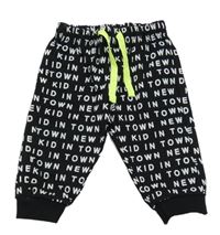 Čierne tepláky s bielymi nápisy Chicco