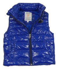 Zafírová lesklá šušťáková zateplená vesta s nášivkou