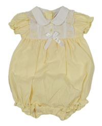 Žluto-bílý kraťasový overal s límečkem a krajkou 