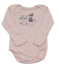 Svetloružové body s dívkou a nápismi