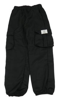 Čierne cargo cuff šušťákové nohavice s nášivkou SHEIN