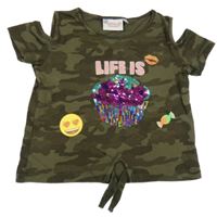 Khaki army crop tričko s muffinem z překlápěcích flitrů a obrázkami a volnými rameny C&A