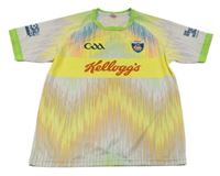 Bielo-žlto-farebné vzorované športové tričko s potlačou