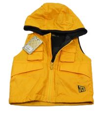 Nové - Horčicová šušťáková zateplená vesta s vreckami a kapucňou JCB