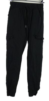 Dámské černé cargo kalhoty s kapsami 