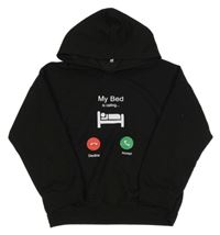 Čierna mikina s potlačou a kapucňou