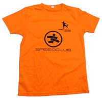 Neónově oranžové športové tričko s fotbalistou
