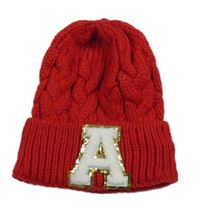 Červená pletená čepice s písmenem s třpytkami