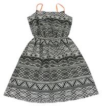 Čierno-biele vzorované ľahké šaty