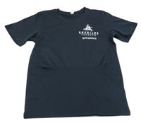 Tmavomodré sportovní tričko s nápisy 