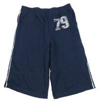 Tmavomodré teplákové kraťasy s číslom