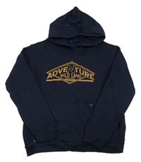 Tmavomodrá mikina s potlačou a kapucňou