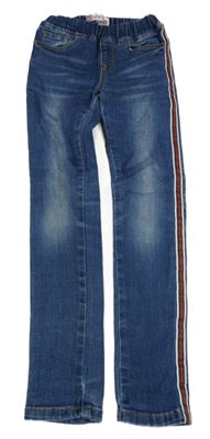 Modré rifľové džegíny s pruhmi