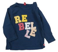 Tmavomodré triko s nápisem