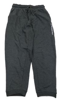 Tmavosivé tepláky s nápisom