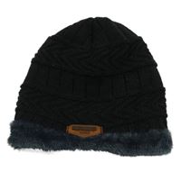 Černá pletená zateplená čepice s nášivkou 