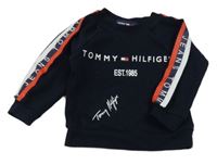 Tmavomodrá mikina s logy a kapsou Tommy Hilfiger
