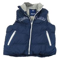 Tmavomodrá šusťáková zateplená vesta s nápisem a ukrývací kapucí Timberland
