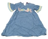 Světlemodré lehké šaty riflového vzhledu s farebným nápisom