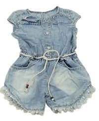 Světlemodrý lehký kraťasový overal s krajkou a páskem 