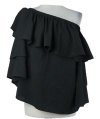 Dámská černá halenka s lodičkovým výstřihem a volánem Boohoo 