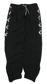 Černé tepláky s nápisy Degrees