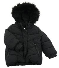 Černá prošívaná šusťáková zimní bunda s kapucí s kožešinou KIABI