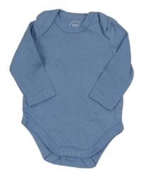 Modré perforované body C&A