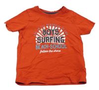 Červené tričko s nápismi lupilu