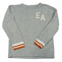 Sivý sveter s písmeny a pruhmi