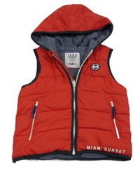 Červená šušťáková zateplená vesta s nášivkou a kapucňou