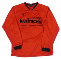 Červeno-čierne športové tričko s nápisom a číslom