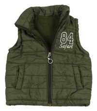 Khaki šušťáková zateplená vesta s nápisom a číslom