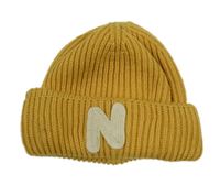 Hořčicová čepice s písmenem 